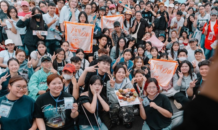 Hai ngày qua, các ca sĩ tập luyện, tham gia tổng duyệt concert đầu tiên. Bên ngoài khu vực sân khấu chính, FC (fanclub) của các "em xinh" lên kế hoạch tiếp sức cho thần tượng.