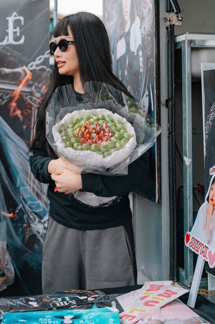 Miu Lê nhận hoa, quà của fan gửi tặng.
