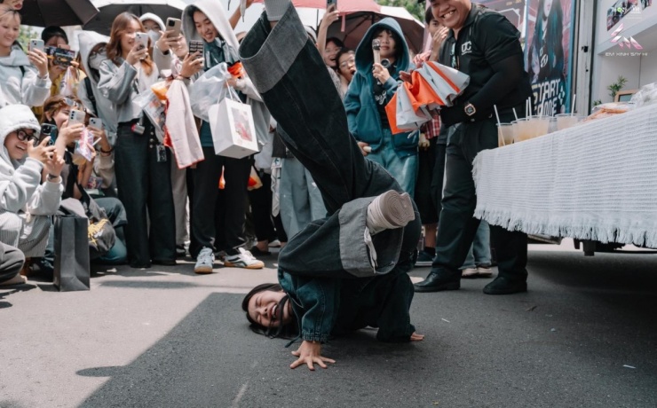 Hoàng Duyên thực hiện các động tác hip hop theo yêu cầu của fan.