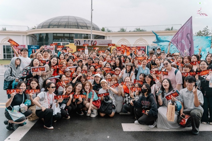 Mỗi FC đều mang theo cờ, poster để cổ vũ thần tượng. Một số còn cắm trại tại chỗ qua đêm để "check-in" sớm nhất khi ban tổ chức mở cổng vào từ chiều 13/9.