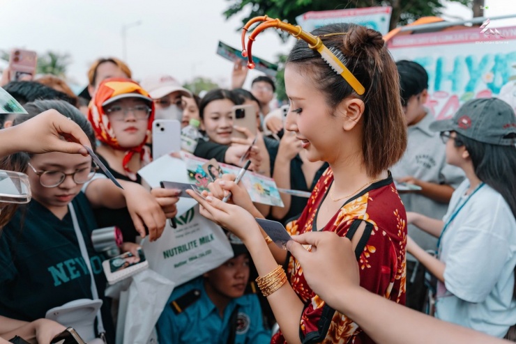 Fashionista Quỳnh Anh Shyn cho biết điều cô hạnh phúc nhất khi tham gia show là có thêm fan. Từ thời trang lấn sân sang âm nhạc, cô nhận được nhiều sự ủng hộ. Trước đó, cô góp mặt trong nhiều tiết mục hút triệu view như Gã săn cá, Bắc thang lên hỏi ông trời, Đồng dao xinh gái.