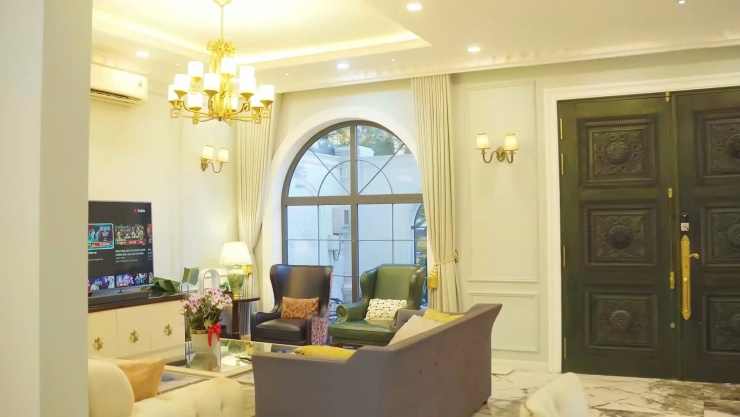 Phòng khách là nơi gia đình 3 thế hệ nhà Đăng Khôi quây quần xem TV, trò chuyện, hỏi han nhau mỗi tối. Trên nền màu ghi chủ đạo luôn có một số nội thất, kết cấu màu lục thanh nhã, tạo cảm giác thư giãn, dễ chịu.&nbsp;
