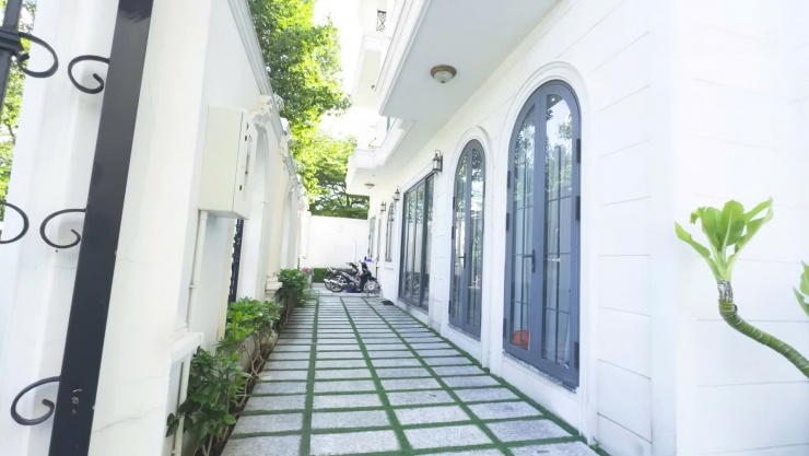 Ngôi nhà theo phong cách tân cổ điển. Lối đi rộng lớn có thể đỗ hàng chục chiếc xe máy hoặc tổ chức tiệc BBQ.