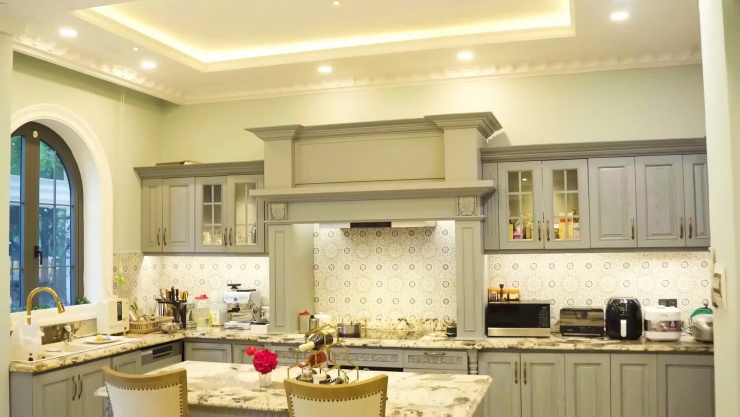 Toàn bộ ngôi nhà được thiết kế theo ý tưởng của Đăng Khôi, trừ căn bếp là nơi "sáng tạo độc quyền" của bà xã - chị Thủy Anh. Chị "tranh" căn bếp vì tin đây là trái tim của ngôi nhà, nơi giữ lửa hạnh phúc cho gia đình.&nbsp;