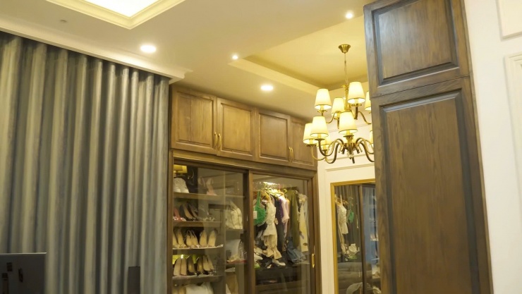 Một góc phòng là nơi Thủy Anh trưng bày "bộ sưu tập" thời trang với cơ man quần áo, giày dép, túi xách, trang sức...