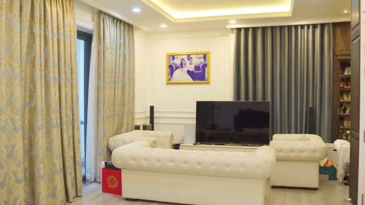 Phòng ngủ của vợ chồng Đăng Khôi được ví như hạng phòng deluxe ở khách sạn với đầy đủ tiện nghi và view đẹp hướng sông.&nbsp;