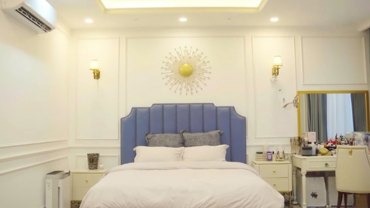 Phòng ngủ của vợ chồng Đăng Khôi được trang trí theo sở thích của Thủy Anh. Ngoài phòng ngủ cho từng thành viên trong gia đình, ca sĩ còn để dành 1 phòng nhỏ cho khách.&nbsp;
