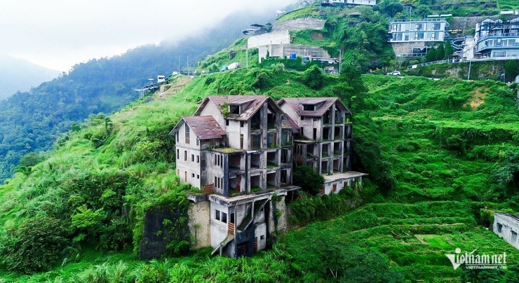 Căn biệt thự bị bỏ hoang ảnh hưởng rất lớn đến không gian, kiến trúc cảnh quan, làm xấu hình ảnh du lịch của Tam Đảo.