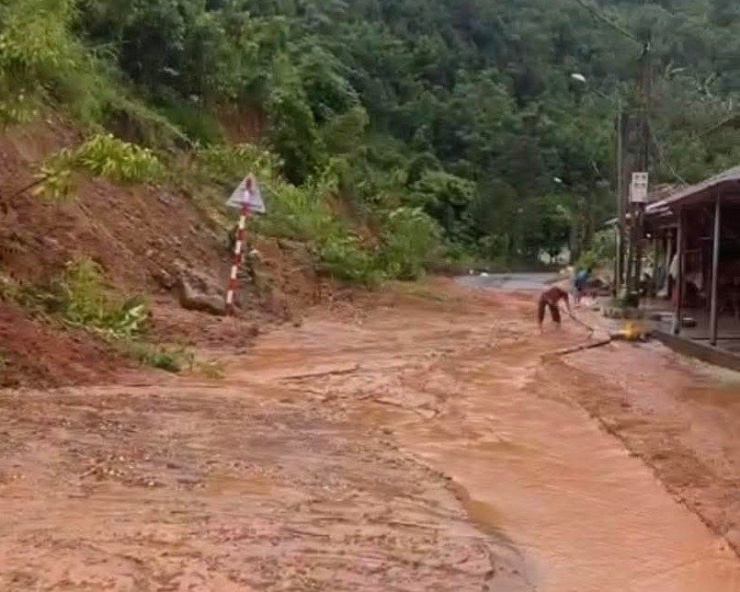 Một số đoạn trên Quốc lộ 70, đường dẫn lên Làng Nủ bị sạt lở, ngập úng.