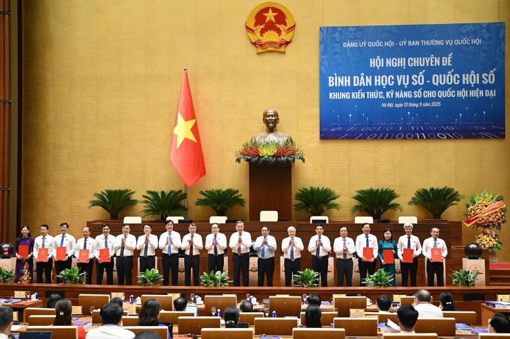 Lãnh đạo Đảng, Nhà nước chứng kiến lãnh đạo các cơ quan, đơn vị của Quốc hội, đoàn đại biểu Quốc hội ký cam kết thực hiện phong trào “Bình dân học vụ số - Quốc hội số. Ảnh: Quốc hội
