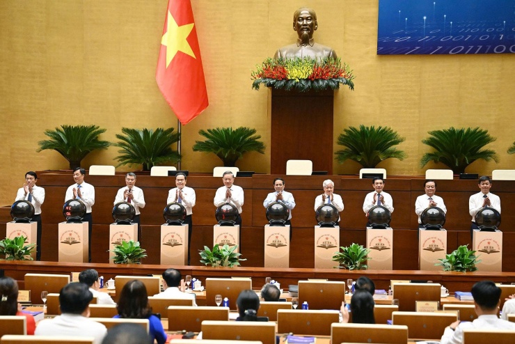 Tổng Bí thư Tô Lâm, Thủ tướng Phạm Minh Chính, Chủ tịch Quốc hội Trần Thanh Mẫn và các đại biểu thực hiện nghi thức khai trương nền tảng trực tuyến Bình dân học vụ số - Quốc hội số. Ảnh: Quốc hội