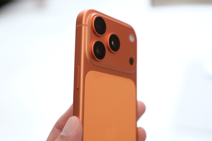 iPhone 17 Pro bản màu cam vũ trụ. Ảnh: Tuấn Hưng