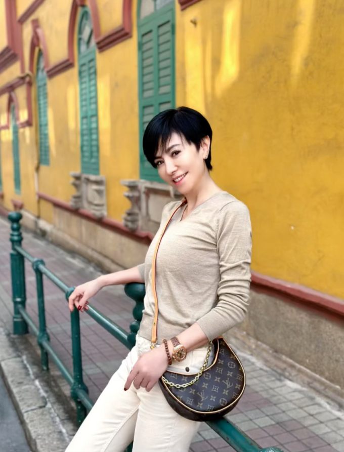 Ở tuổi lão niên, Lily Tien trông trẻ trung hơn tuổi nhờ mái tóc ngắn cá tính cũng gương mặt ít dấu hiệu tuổi tác, gu ăn mặc năng động.