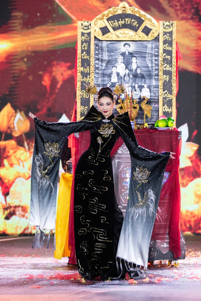 Thí sinh Miss Grand Vietnam 2025 diện áo dài họa tiết hoa sen diễn cùng đạo cụ bàn thờ, tối 11/9.