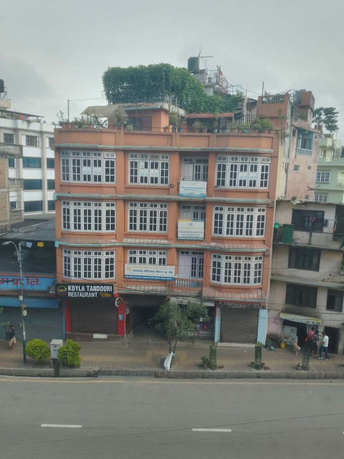 Công ty và nhà hàng trên đường Pashupati đã không hoạt động trong 5 ngày. Ảnh: Thùy Vân