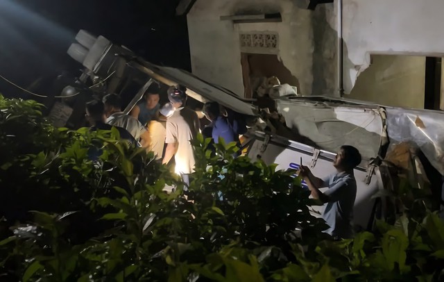 Xe tải mất lái tông vào nhà dân. Ảnh: CAX