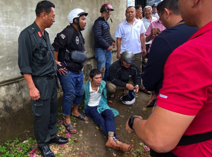 Nguyễn Nam Đại Thuận (ngồi) lúc bị bắt. Ảnh: Công an Đăk Lăk