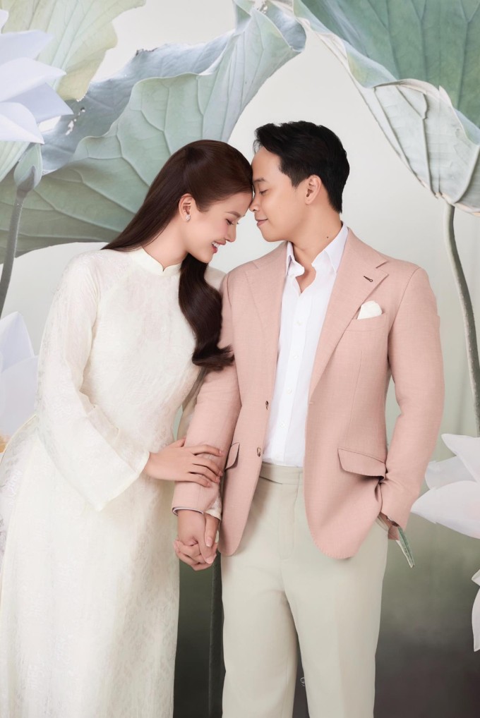 Á hậu Hương Ly và chồng sắp cưới.