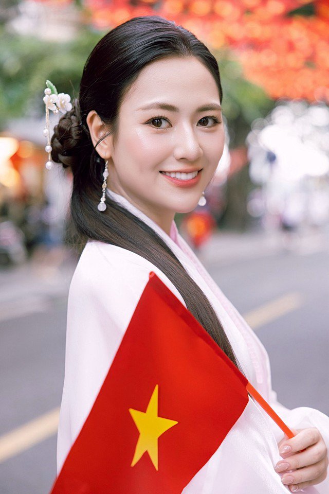 Quy trình chăm sóc da của Việt Hoa cũng như bao chị em khác. Với nữ diễn viên, việc dưỡng ẩm cho da là một bước cực kỳ quan trọng trong quá trình chăm sóc.