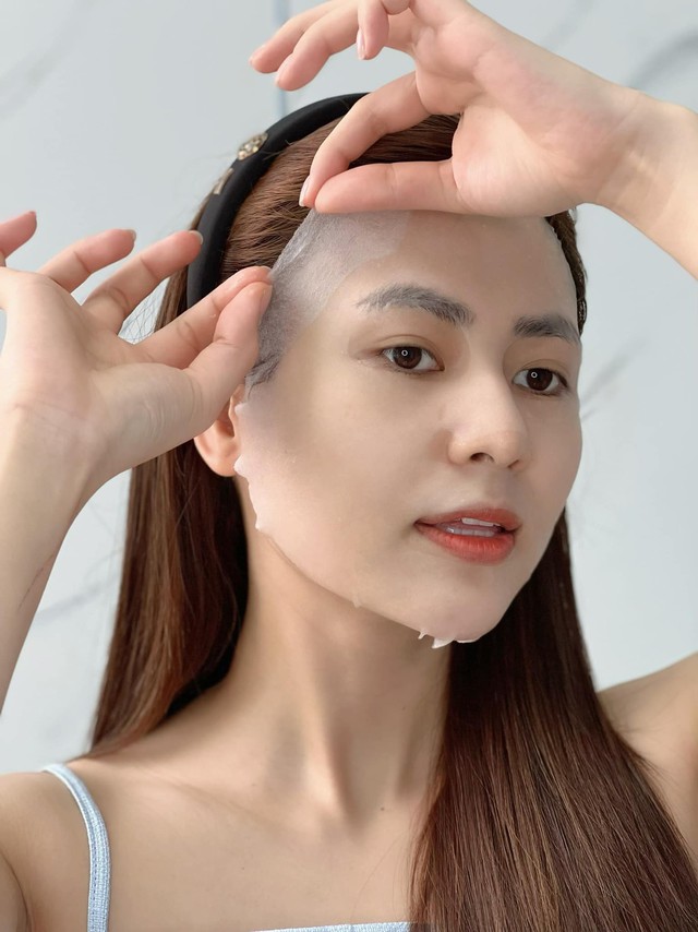 Sau bước làm sạch sâu cho da, Việt Hoa dùng toner và các serum để dưỡng ẩm cho da. Người đẹp còn chăm đắp mặt nạ miệng để da luôn căng bóng, mịn màng.
