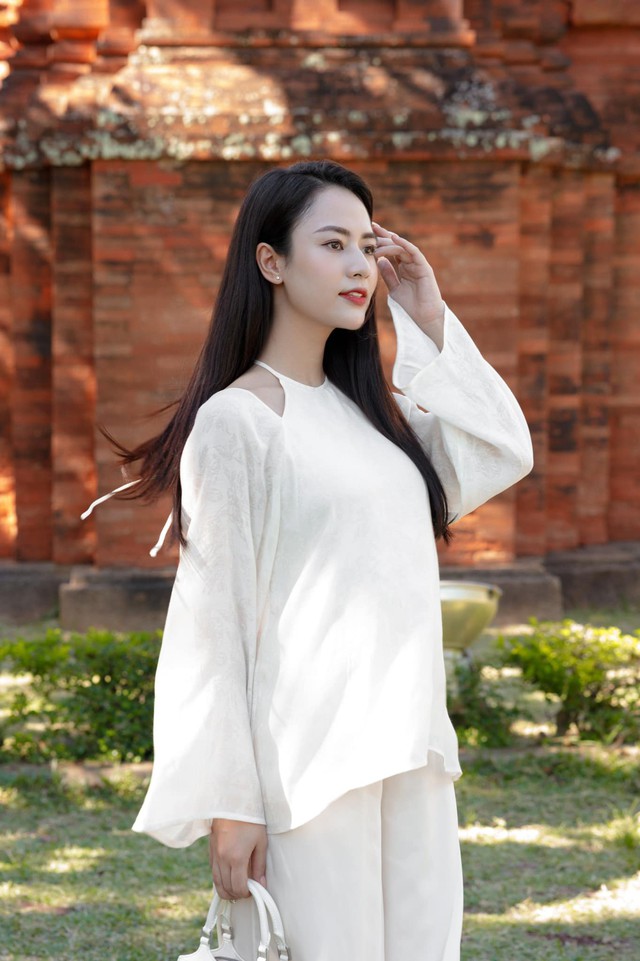 Mỗi lần xuất hiện, Việt Hoa luôn xinh đẹp, ngọt ngào và nhận được tình cảm yêu mến từ người đối diện.