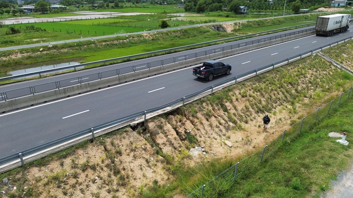 Xói lở xuất hiện tại km213+750 cao tốc Vĩnh Hảo - Phan Thiết. Ảnh: Hợp Phố