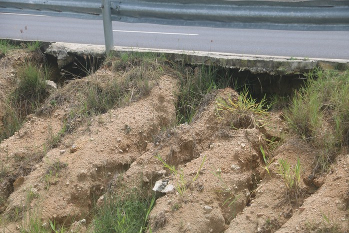 Xói lở ăn sâu vào mép đường cao tốc, tạo hàm ếch. Ảnh: Hợp Phố