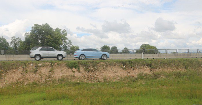 Phía đối diện (hướng Nam - Bắc) tuyến cao tốc Vĩnh Hảo - Phan Thiết qua địa bàn xã Hàm Liêm cũng xuất hiện các vết xói lở. Ảnh: Hợp Phố