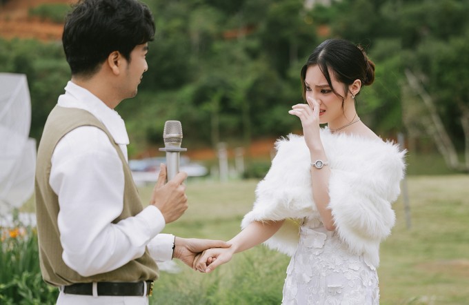Bạn gái bác sĩ khóc khi Đoàn Minh Tài ngỏ lời cầu hôn.