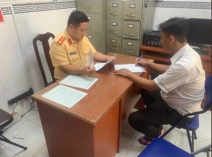 Tài xế 42 tuổi tại cơ quan công an.