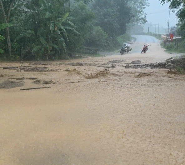 Lào Cai: Mưa lớn gây sạt lở, ngập úng đường vào Làng Nủ - 1