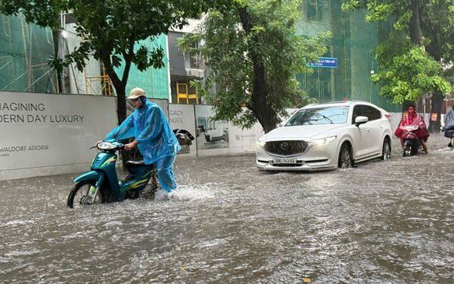 Cảnh báo mưa dông liên tiếp do ảnh hưởng của áp thấp nhiệt đới trên biển.