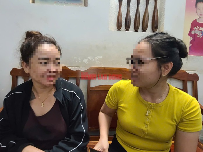 Bà L.T.L.C. (bìa trái) chia sẻ với phóng viên về giây phút đối đầu với nghi phạm giết 3 người