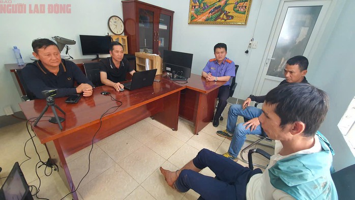 Cơ quan chức năng lấy lời khai của đối tượng gây ra vụ thảm án