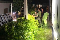 Xe đông lạnh lật ngửa, tông vào nhà dân