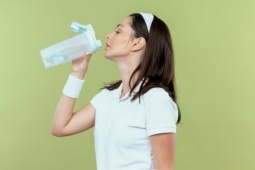 7 tác hại của việc thường xuyên đứng uống nước