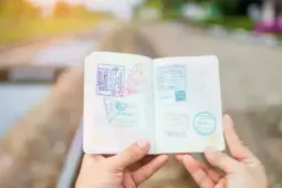 Nhiều nước sắp bỏ đóng dấu hộ chiếu, xuất nhập cảnh thế nào?