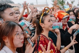 Giải trí - Fan cổ vũ concert 'Em xinh say hi'