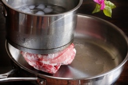 Ẩm thực - Rã đông thịt cá bằng ngâm nước có an toàn?