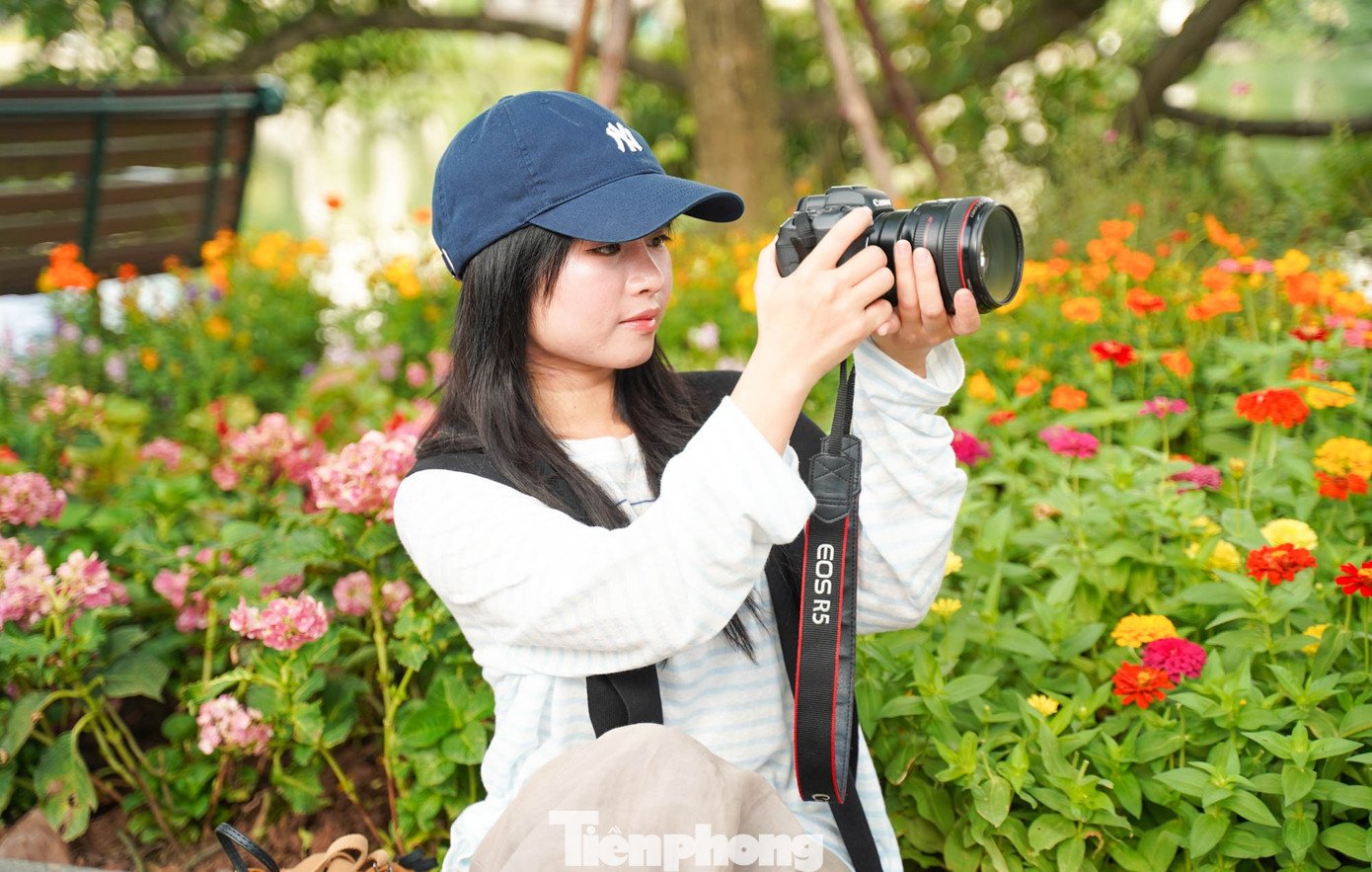 Hồ Gươm rực rỡ sắc hoa, khoảnh khắc đẹp như cổ tích giữa lòng Hà Nội - 13