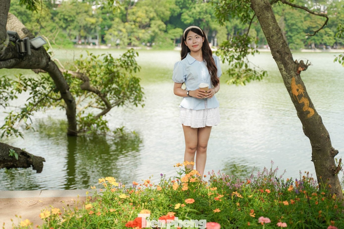 Hồ Gươm rực rỡ sắc hoa, khoảnh khắc đẹp như cổ tích giữa lòng Hà Nội - 14