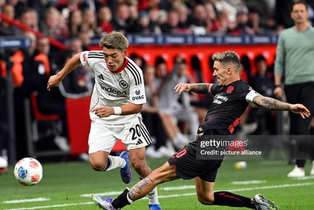 Video bóng đá Leverkusen - Frankfurt: 4 bàn & 2 thẻ đỏ, bản lĩnh "9 đấu 11" (Bundesliga)