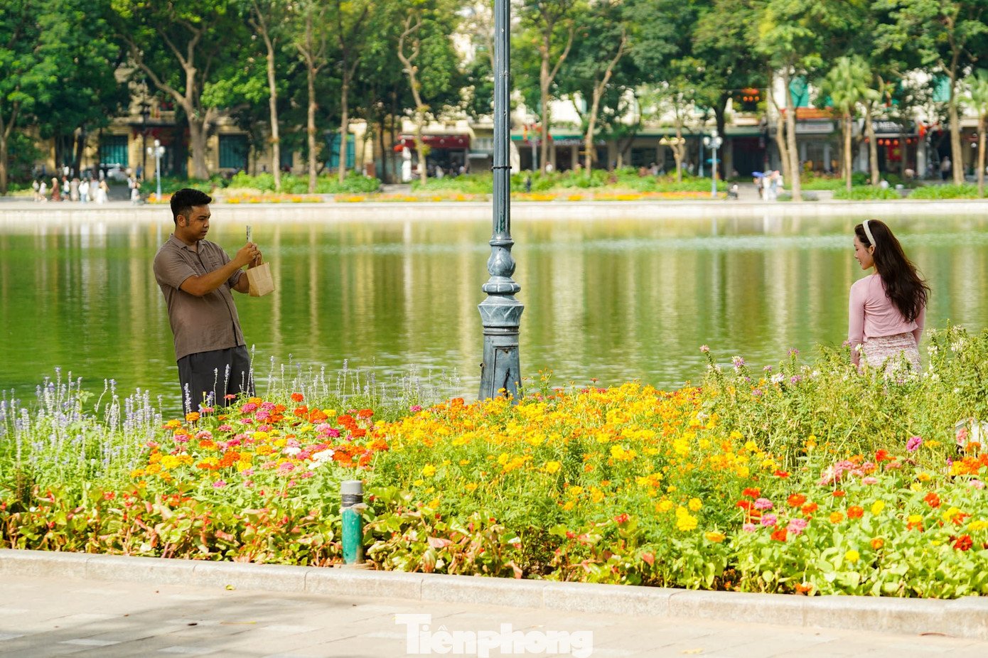 Hồ Gươm rực rỡ sắc hoa, khoảnh khắc đẹp như cổ tích giữa lòng Hà Nội - 15