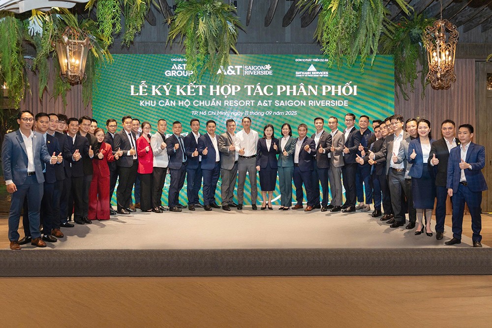 Đơn vị phát triển dự án DXMD Vietnam chính thức ký kết hợp tác với hơn 35 đối tác phân phối chiến lược dưới sự chứng kiến của Chủ đầu tư A&T Group, Đơn vị phát triển dự án DXMD Vietnam cùng với các lãnh đạo cấp cao đến từ các đơn vị.