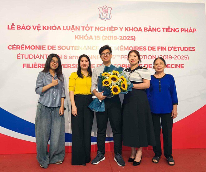 Nguyễn Đình Hoàng và gia đình tại lễ bảo vệ khoá luận tốt nghiệp Y khoa