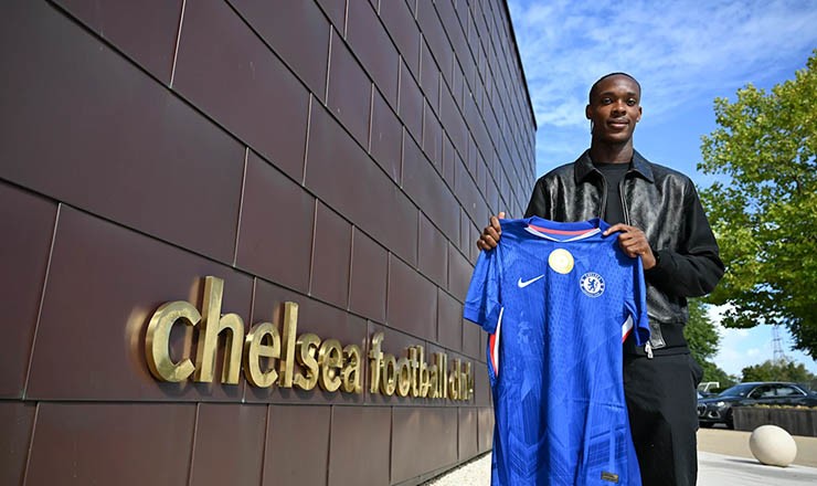 Chelsea chiêu mộ Emanuel Emegha