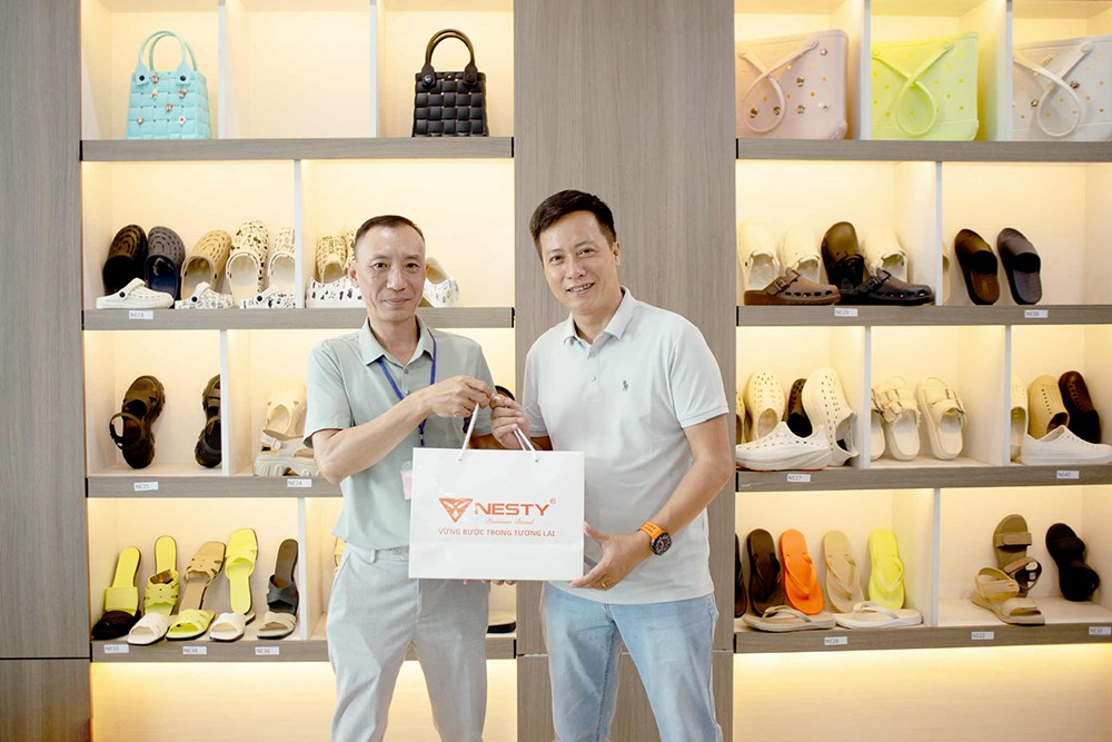 Đại diện Motaro Group và Nesty Việt Nam bắt tay hợp tác tại trụ sở công ty của Nesty
