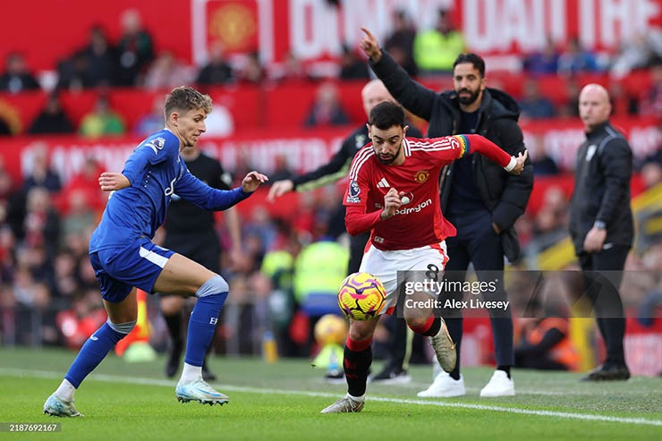 Fernandes (áo đỏ) có thể rời MU trong tháng 1