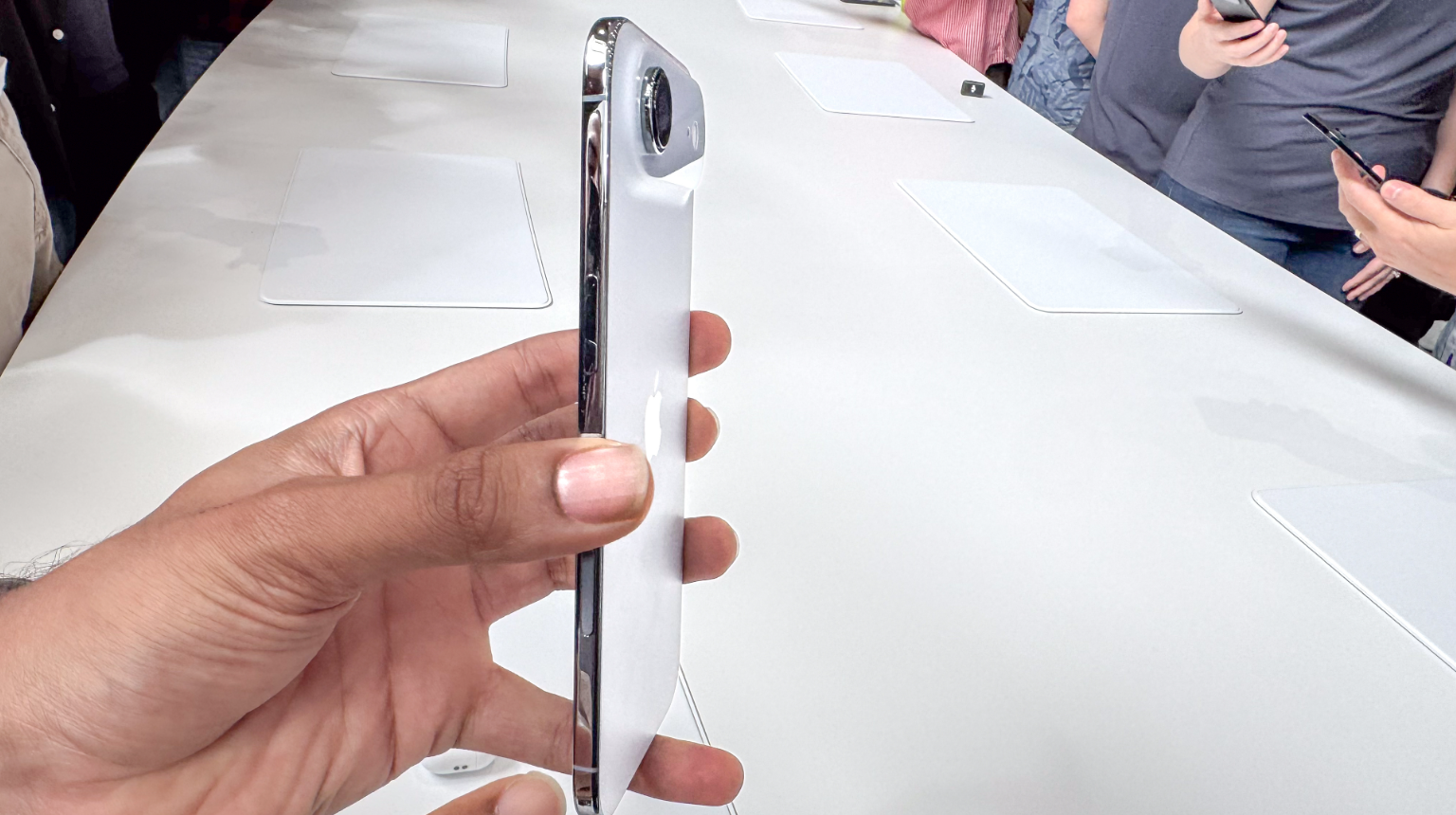 iPhone Air mỏng tới khó tin.