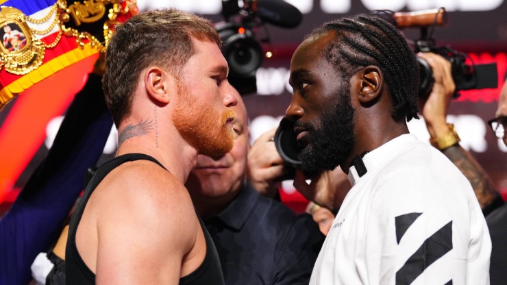 Canelo Alvarez (Mexico, 35 tuổi, bên trái) chắc chắn nhận 128 triệu USD dù thắng hay thua Terence Crawford (Mỹ, 37 tuổi, bên phải)